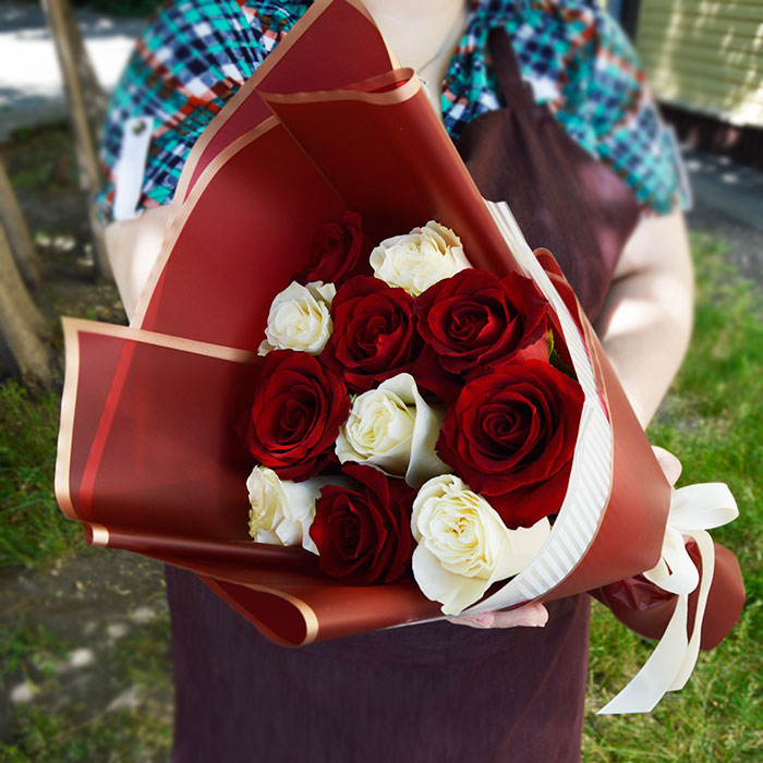 Букет из 11 красных и белых роз в упаковке